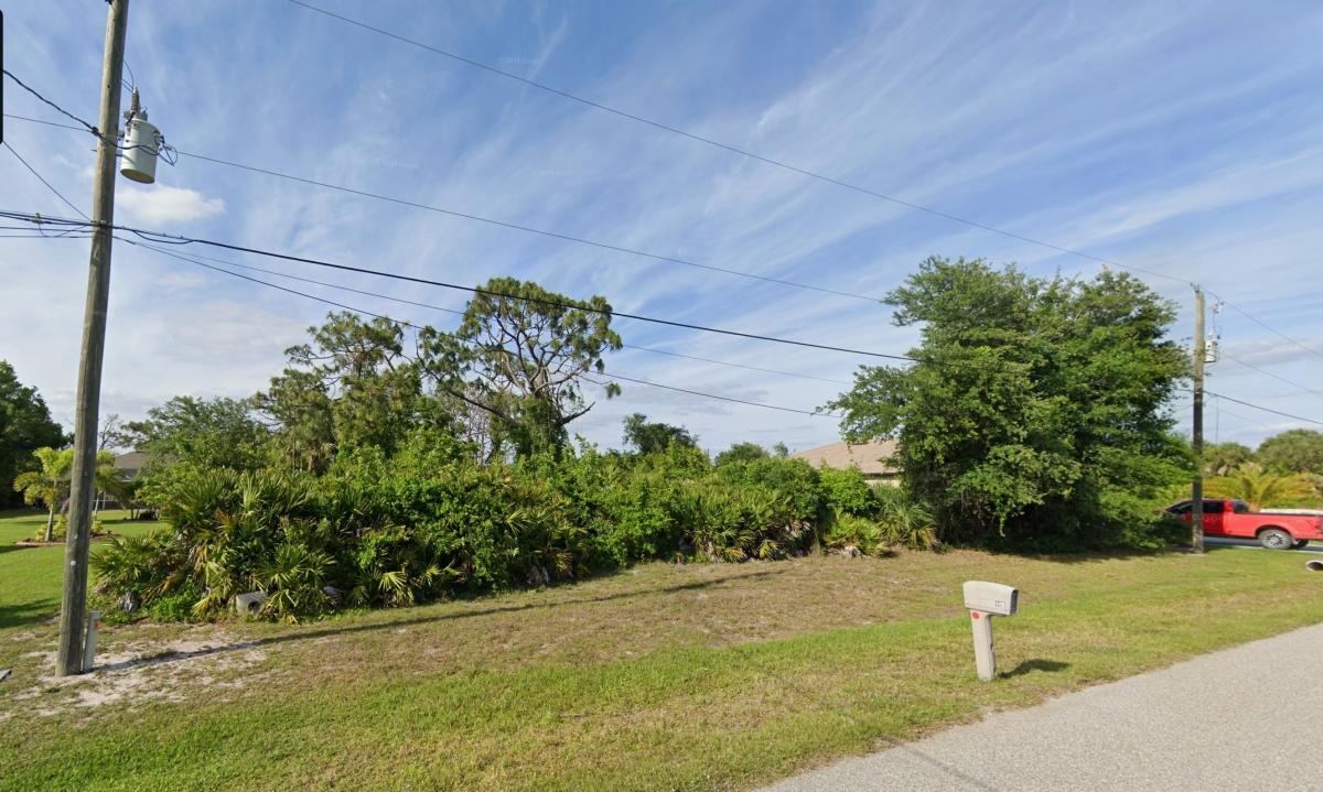 .17 Acres for Sale in Rotonda West, Florida