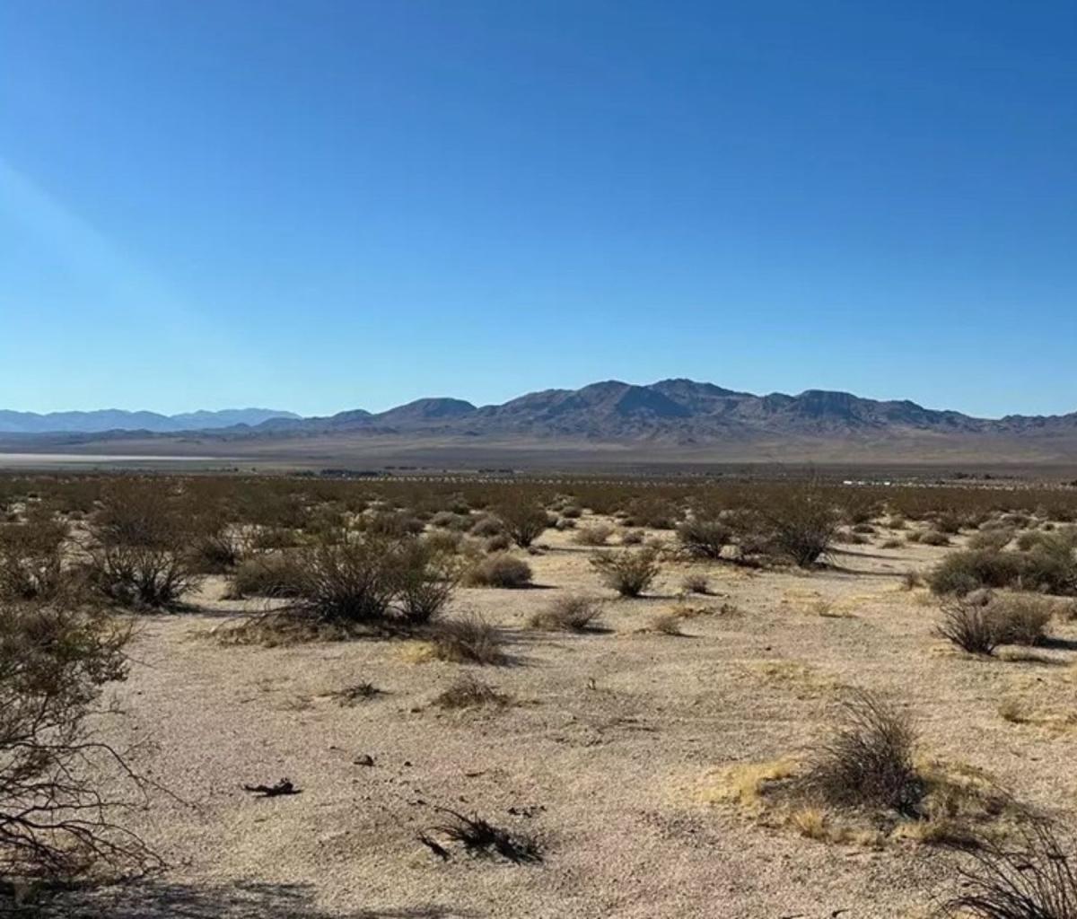 10.18 Acres for Sale in Hinkley, California